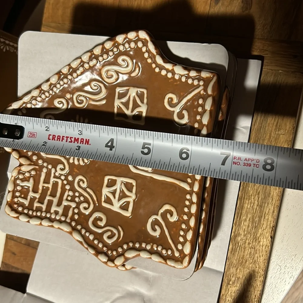 Pottery Barn Gingerbread House Set of 4 Appetizer plates BNIB - Picture 4 of 9